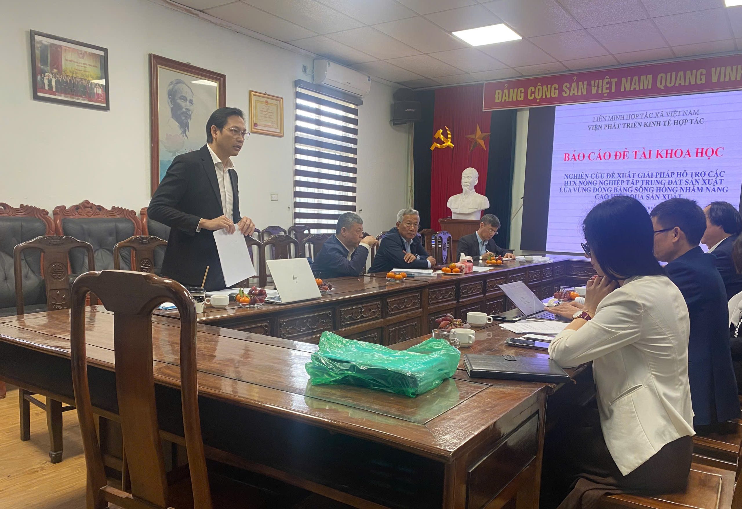 Bảo vệ hai đề tài khoa học phục vụ phát triển kinh tế tập thể, hợp tác xã